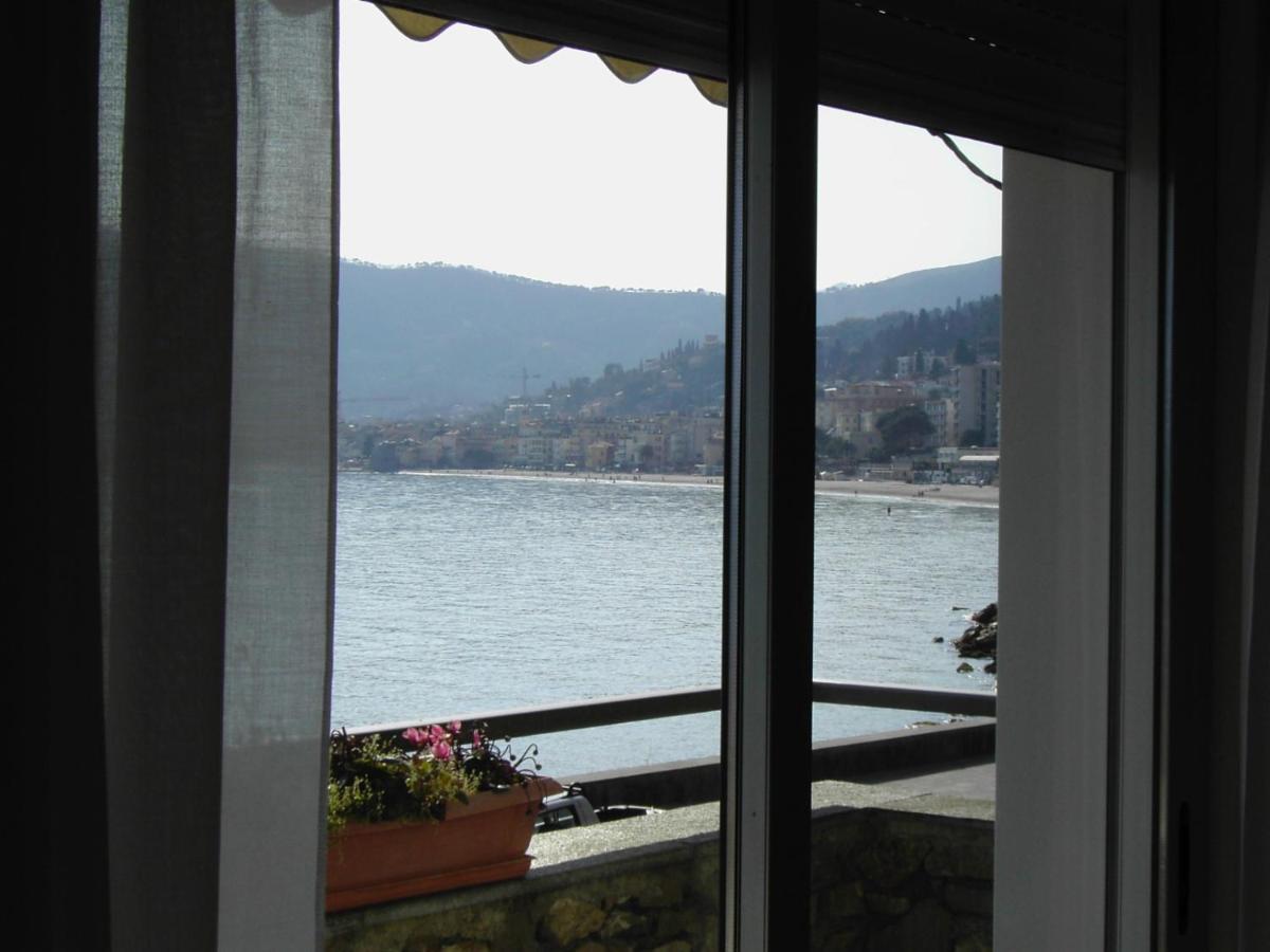 Cadorna Fronte Mare Apartment อาลัสซิโอ ภายนอก รูปภาพ