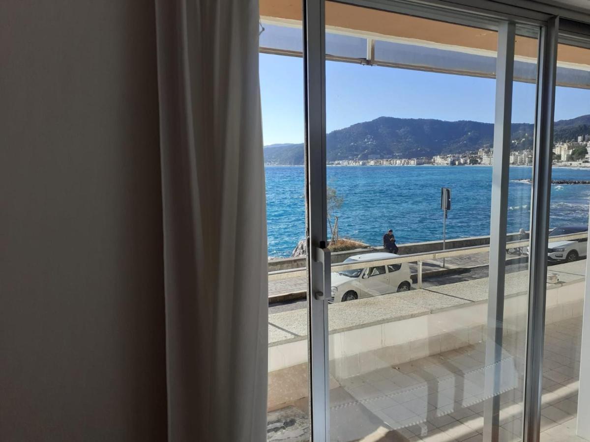 Cadorna Fronte Mare Apartment อาลัสซิโอ ภายนอก รูปภาพ