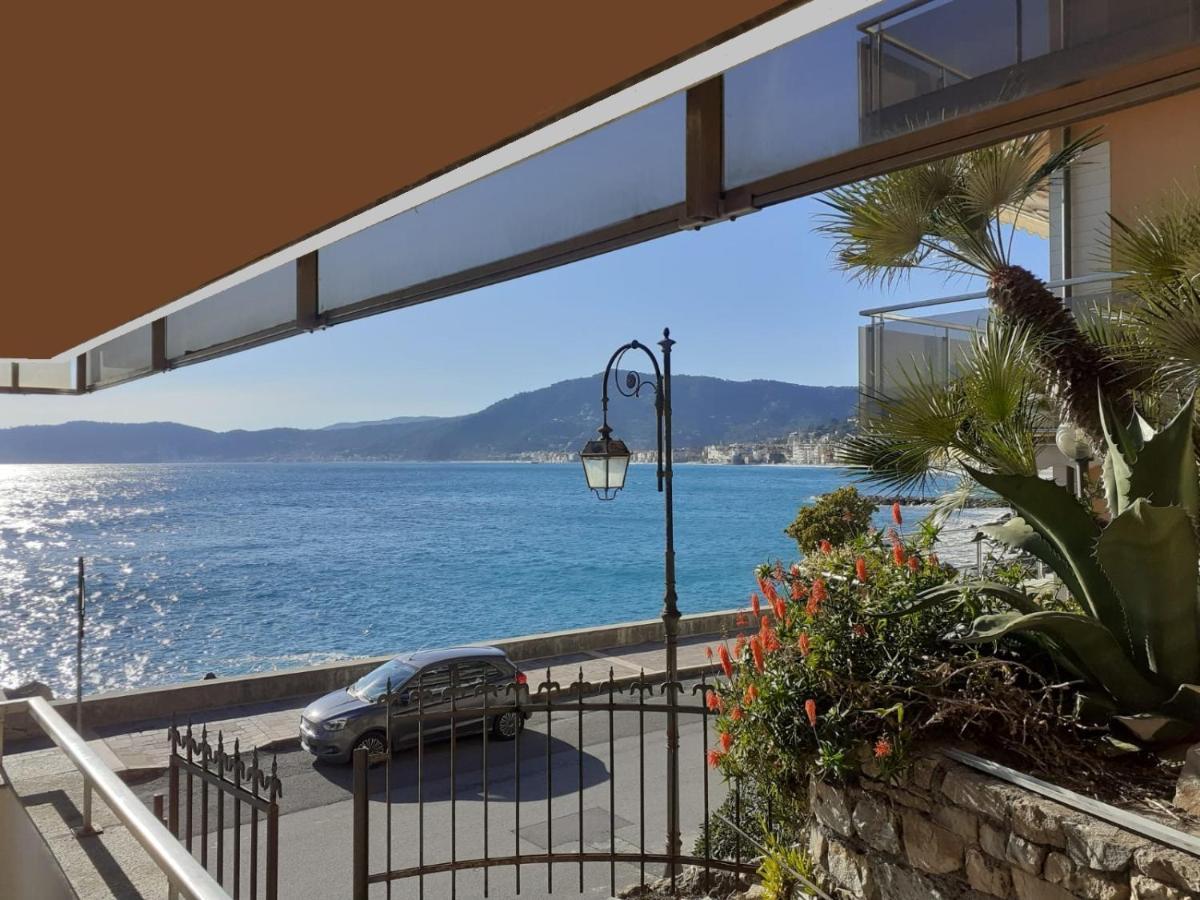 Cadorna Fronte Mare Apartment อาลัสซิโอ ภายนอก รูปภาพ